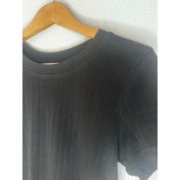 Black Everlane shirt with a Lace like pattern detail - Picture 5 of 7